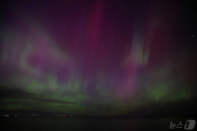미국 매사추세츠주 글로스터 앞바다에서 오로라(북극광)가 하늘을 밝히고 있다.2024. 5.10 ⓒ 로이터=뉴스1