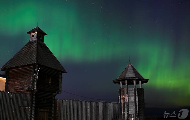 러시아 시베리아의 남서부 마을 '타라' 상공에서 오로라가 하늘을 밝게 비추고 있다. 2025. 5.11 ⓒ 로이터=뉴스1
