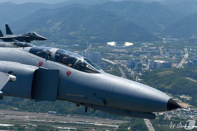 공군은 12일 '필승편대' F-4E 팬텀 4대가 49년 만의 국토순례 비행을 성공적으로 실시했다고 밝혔다. 사진은 지난 9일 팬텀 필승편대가 국토순례 비행 중 대구 월드컵경기장 상공을 지나는 모습. (공군 제공) 2024.5.12/뉴스1