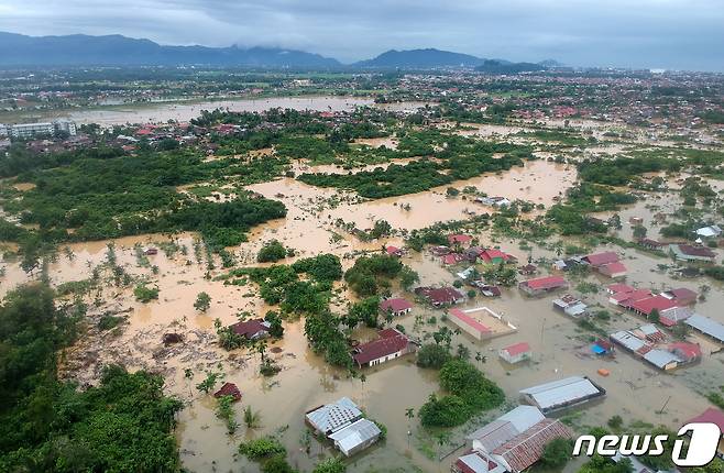 8일(현지시간) 홍수로 물에 잠긴 인도네시아 수마트라바랏주 파당. 2024.03.08/ ⓒ 로이터=뉴스1 ⓒ News1 박재하 기자