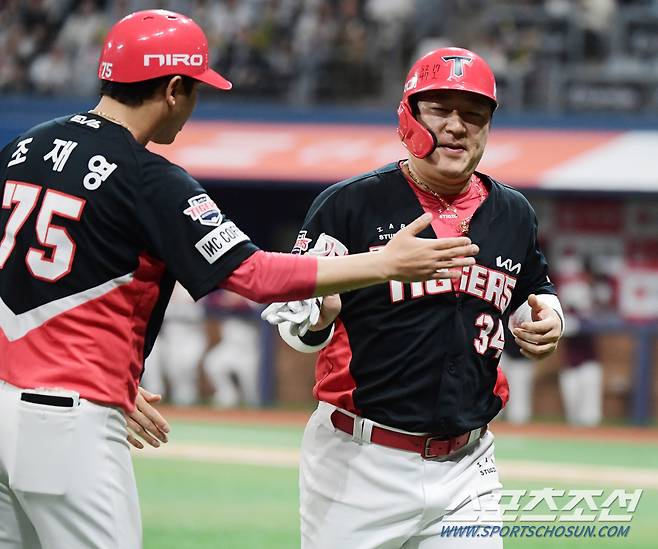 23일 서울 고척스카이돔에서 열린 KIA와 키움의 경기. 10회초 2사 만루 최형우가 2타점 적시타를 친 후 대주자로 교체되며 환영받고 있다. 고척=정재근 기자 cjg@sportschosun.com/2024.4.23/