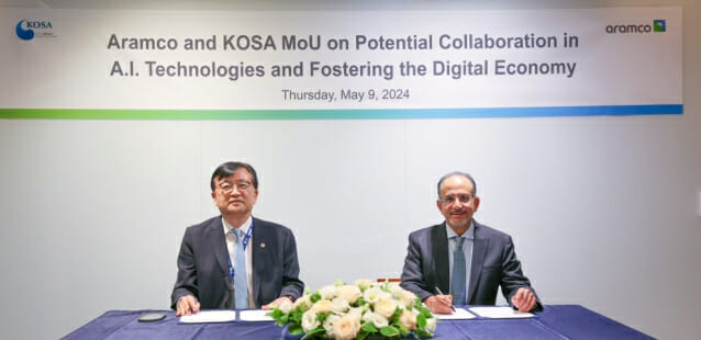 조준희 KOSA 회장(왼쪽)과 나빌 알 누아임 아람코 디지털·정보기술부문 부사장이 양해각서를 교환하고 있다.