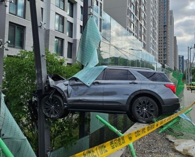 지난 11일 서울 강남구의 한 아파트 방음벽과 부딪힌 SUV. [사진출처=연합뉴스]
