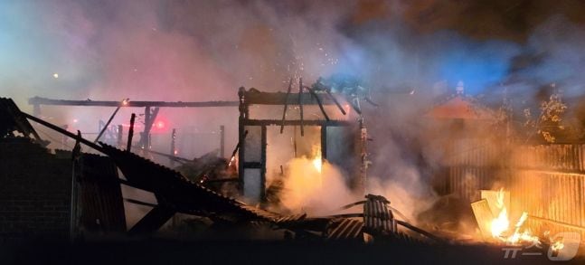 11일 오전 3시30분쯤 전북 군산시 임피면의 한 단독주택에서 발생한 화재. /군산소방서