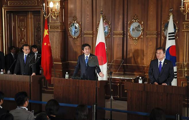 2018년 5월 9일 한·중·일 정상이 일본 도쿄에서 열린 제7차 한-중-일 3국 정상 회의 후 공동기자회견을 하고 있다.왼쪽부터, 리커창 중국총리, 아베 신조 일본총리, 문재인 대통령./EPA 연합뉴스