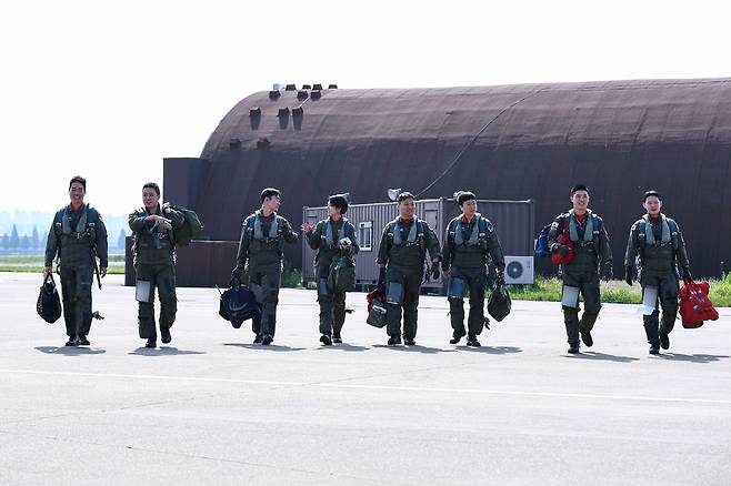 9일 수원기지에서 공군조종사와 국방부 출입기자들이 대한민국 공군의 F-4E 팬텀 국토순례비행을 위해  전투기로 향하고 있다./공군 제공
