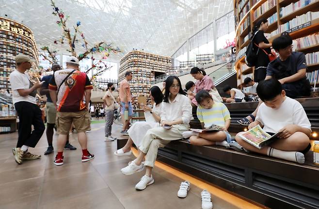폭염 특보가 발령된 지난해 8월 서울 강남구 스타필드 코엑스몰 별마당 도서관에서 시민들이 더위를 피해 독서를 하고 있다./뉴스1