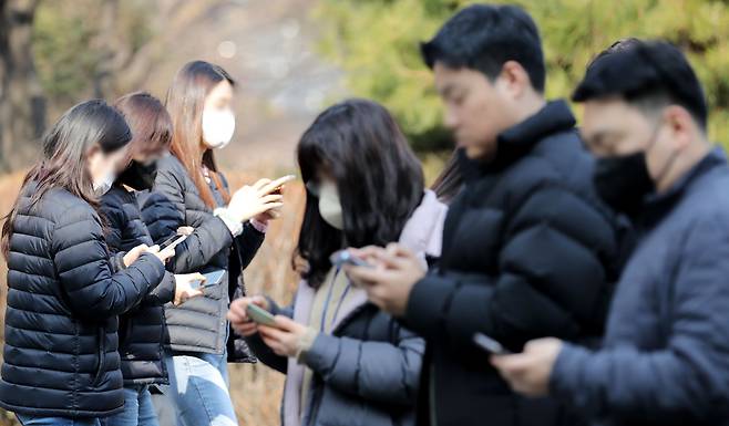 서울 중구 서울시립미술관에서 시민들이 모바일 금융플랫폼이 진행한 포인트 이벤트에 참여하고 있다. /뉴스1