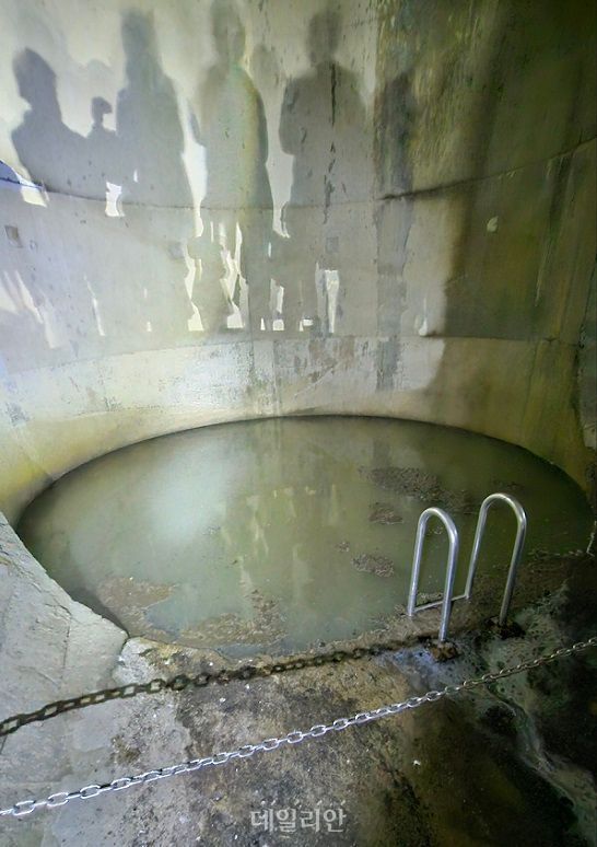 신월 빗물터널에는 수직구 아래 떨어지는 물줄기의 충격을 줄이기 위한 깊이 5m가량 웅덩이가 있다. ⓒ데일리안 장정욱 기자