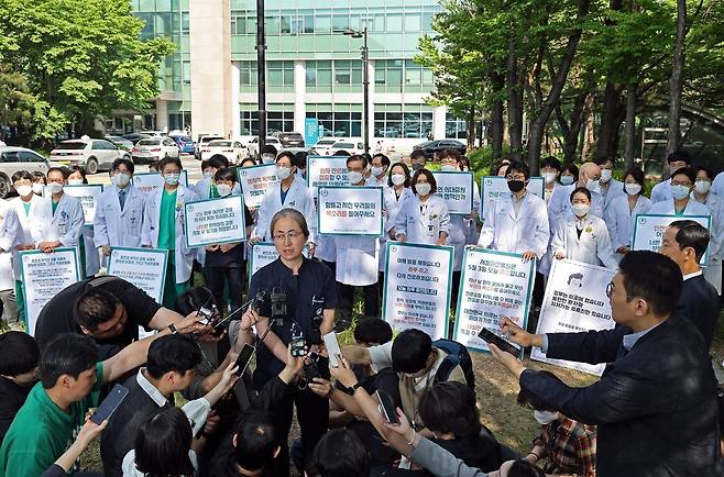 이달 3일 휴진 단체행동에 나선 의사들이 서울 송파구 서울아산병원에서 의대 증원 정책 철회를 촉구하는 피켓시위와 기자회견을 하고 있다. 뉴시스