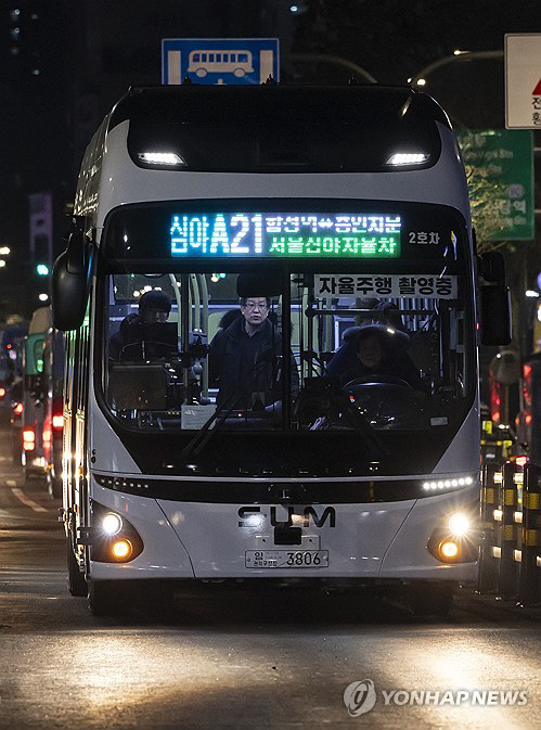 서울 동대문역 인근에서 심야 자율주행버스 A21번이 운행을 시작하고 있다.  연합뉴스