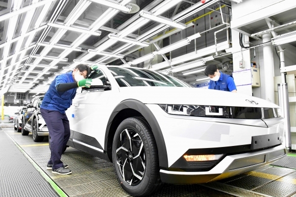 현대차 직원이 울산 공장 '아이오닉5' 생산 라인에서 차량을 살펴보고 있다