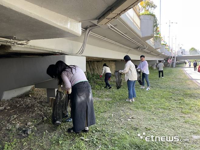 광주정보문화산업진흥원(GICON)은 지난 10일 시민에게 쾌적한 천변로 제공을 위해 임직원 30여명과 함께 광주천 일대에서 환경정화 활동을 실시했다.