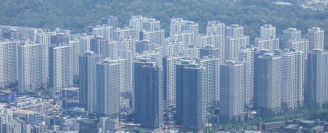 서울 송파구 롯데월드타워 서울스카이에서 강남 지역 대규모 아파트 모습이 보이고 있다. 뉴시스