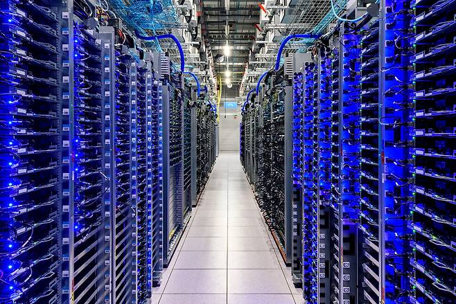 벨기에 생길랭(Saint-Ghislain)에 있는 구글 데이터센터의 모습. 구글 데이터센터 제공