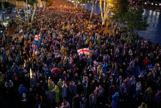 조지아 야당을 지지하는 시민들이 11일 수도 트빌리시에서 정부의 '외국 대리인 법안' 입법 시도를 비판하며 시가 행진을 하고 있다. 트빌리시=EPA 연합뉴스