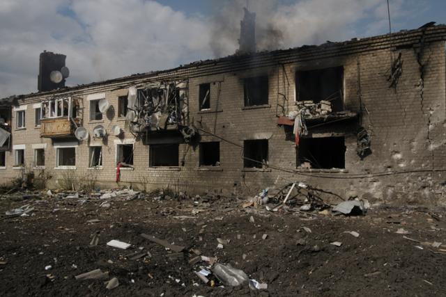 러시아의 기습 공격으로 11일 우크라이나 하르키우 보우찬스크 외곽 마을의 주거지가 파괴돼 있다. 보우찬스크=EPA 연합뉴스