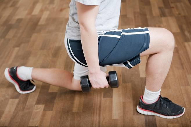 당뇨병 환자는 근골격계가 약해져 있는 경우가 많아, 아령 들기나 스쿼트 같은 운동을 할 때 바른 자세로 정확히 해야 부상의 위험을 줄일 수 있다./클립아트코리아