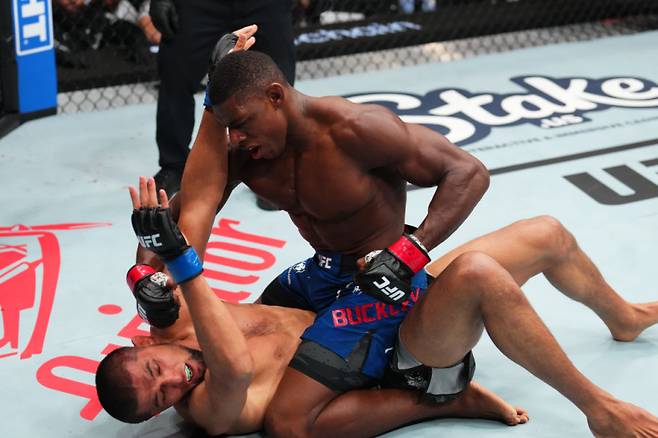 와킨 버클리가 누르술톤 루지보예프를 꺾었다. 사진=UFC