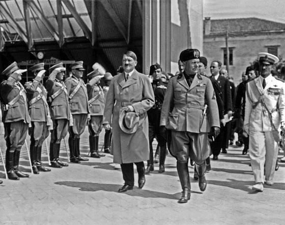 1934년 6월 14일 이탈리아를 방문한 히틀러. 하지만 한 달 후 독일이 오스트리아 강제 합병을 시도했을 때 무솔리니는 군대를 동원하며 반대했다. 이때만 해도 그다지 독일과 친하지 않았다.