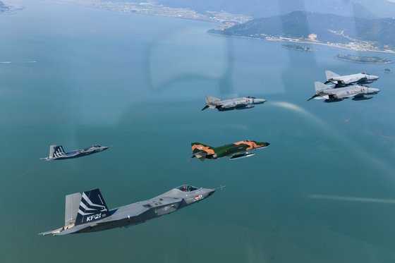 공군은 12일 '필승편대' F-4E 팬텀 4대가 49년 만의 국토순례 비행을 성공적으로 실시했다고 밝혔다.  사진은 지난 9일 팬텀 필승편대가 국토순례 비행 중 삼천포 상공을 지나는 모습. 공군
