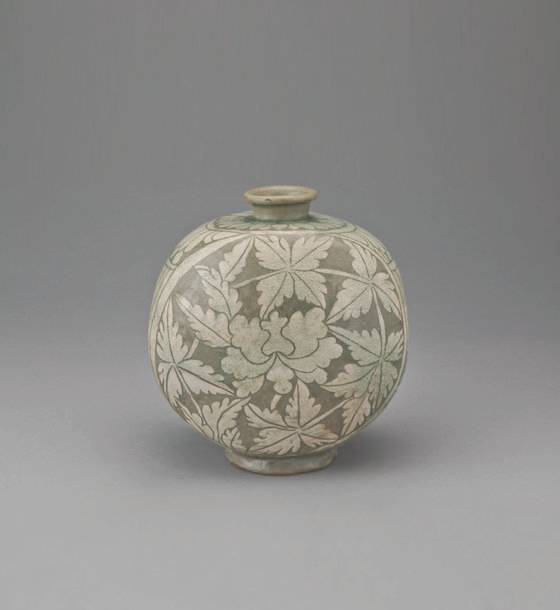 '분청사기박지모란당초문편병', 19.9x5.3 x8.4cm.[사진 포스코미술관]