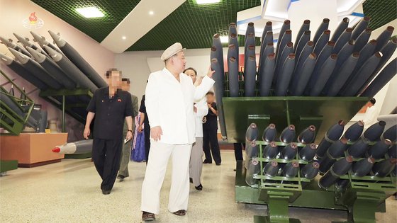 김정은 북한 국무위원장이 지난해 8월 중요 군수공장을 시찰하면서 생산된 122mm 방사포탄을 만져보는 모습. 조선중앙TV=연합뉴스