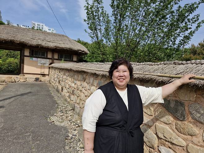 ▲광주광역시 광산구 소촌동 용아생가를 배경으로 포즈를 취한 정은숙 씨