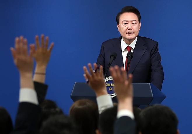 윤석열 대통령이 9일 용산 대통령실 청사 브리핑룸에서 열린 취임 2주년 기자회견에서 취재진의 질문을 받고 있다. / 사진=뉴스1