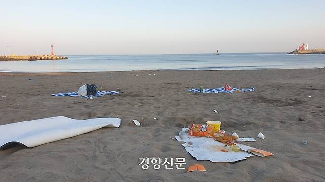 2021년 방문객들이 버리고 간 쓰레기가 널린 제주의 해변. 박미라 기자