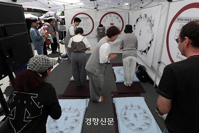 불기 2568년 부처님 오신 날을 사흘 앞둔 12일 서울 종로구 조계사 일대에서 열린 전통문화마당을 찾은 시민과 관광객들이 명상 체험을 하고 있다.