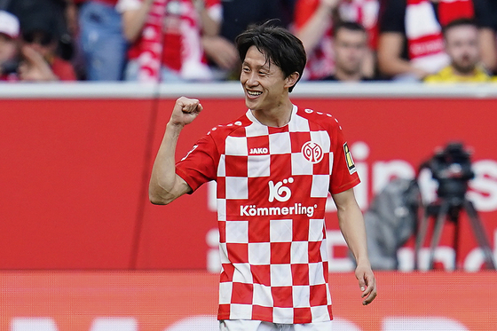 Mainz midfielder Lee Jae-Sung celebrates scoring his side's second goal during a Bundesliga match against Borussia Dortmund in Mainz, Germany on Saturday. [AP/YONHAP]