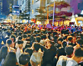 대만의 왕홍 미스터R이 돈을 뿌리겠다고 약속한 10일 타이베이 거리에 운집한 군중들. 인스타그램 캡처