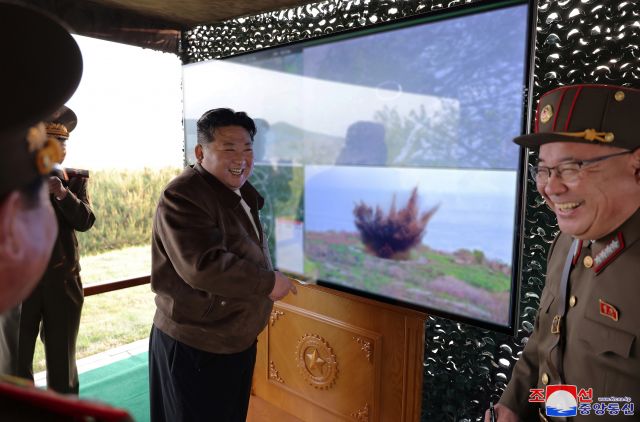 북한 조선중앙통신은 11일 김정은 국무위원장이 전날 기술 갱신된 240㎜ 방사포 무기체계를 파악하고 조종(유도) 방사포탄의 시험사격을 봤다고 보도했다. 연합뉴스
