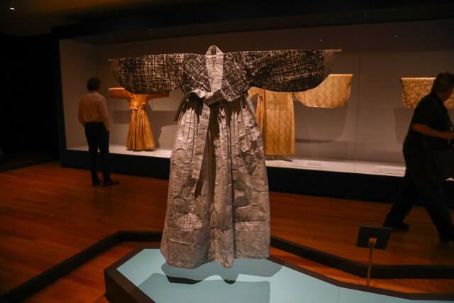 미국 클리블랜드 미술관에서 열리고 있는 ‘코리안 쿠튀르: 세대를 이은 혁신(Korean Couture: Generations of Revolution)’ 전시 전경. 경기도박물관 제공