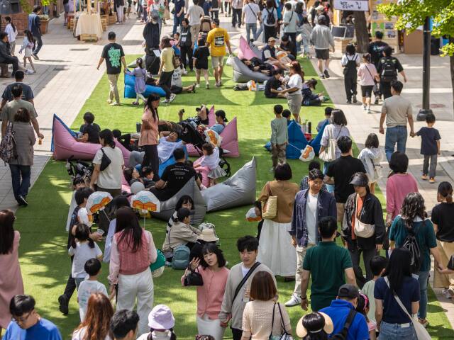 지난 5일 어린이날을 맞아 시민들이 인천 중구 해안동 인천아트플랫폼에서 휴식을 취하고 있다. 인천시 제공