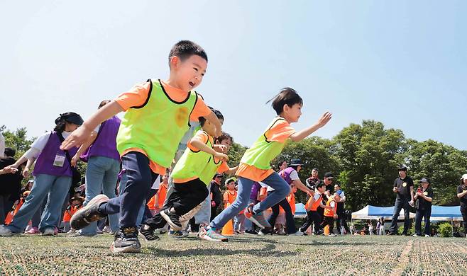 지난 2일 서울 양천구 양천근린공원에서 열린 신정공동체 ‘한마음 가족 운동회’에 참가한 어린이들이 힘차게 달리고 있다. [연합뉴스]
