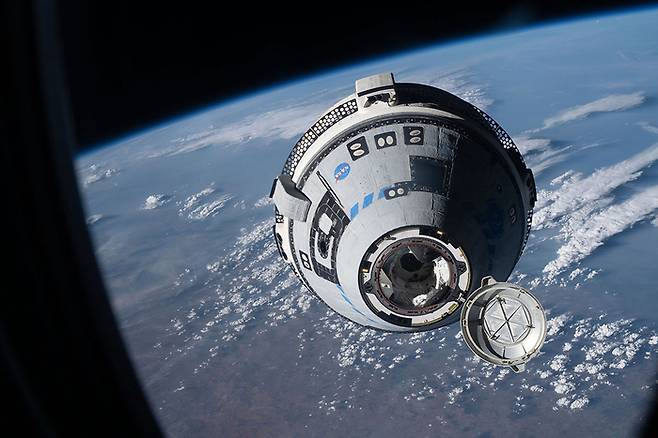 스타라이너가 2022년 5월 무인 궤도 비행 시험 때 국제 우주정거장에 자율비행으로 접근하고 있다. [사진=미국항공우주국]