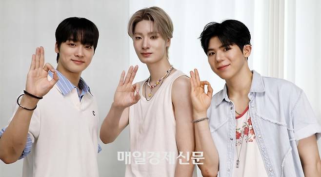 팀명 ‘빅오션’을 뜻하는 수어로 시그니처 포즈를 취한 멤버 현진, 지석, 찬연(왼쪽부터). 빅오션은 긍정적 에너지를 전 세계에 널리 퍼뜨리겠다는 포부를 담아 지은 이름이다. 김호영 기자