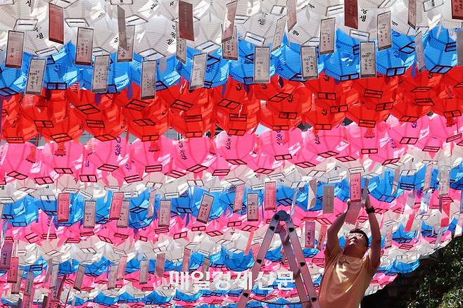 불기 2568년 부처님오신날을 사흘 앞둔 12일 서울 종로구 조계사가 붉은 연등으로 물들어 있다. 2024.5.12.[이충우기자]