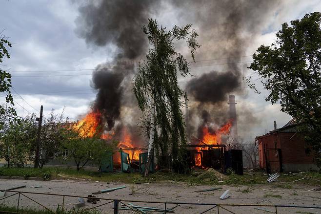 11일(현지시각) 우크라이나 하르키우주 볼챈스크 마을의 가옥들이 러시아군의 공습으로 불에 타고 있다. 러시아의 하르키우주 공세가 이어지면서 올레흐 시네후보우 하르키우 주지사는 접경지 거주민 1천775명을 대피시켰다고 밝혔다. /AP=뉴시스