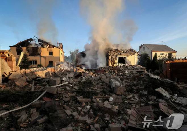 크라이나 제2의 도시 하르키우 인근 지역에서 10일(현지시간) 러시아군의 포격으로 민가 여러 채가 무너져 내린 모습. /로이터=뉴스1