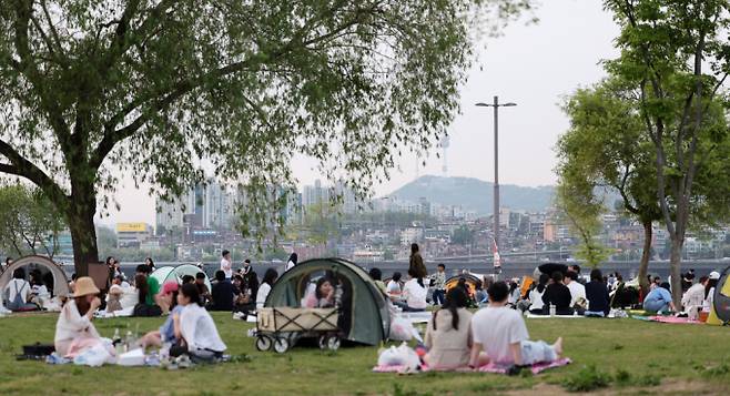 서울 서초구 반포한강공원을 찾은 시민들이 즐거운 휴일을 즐기고 있다./사진=뉴스1