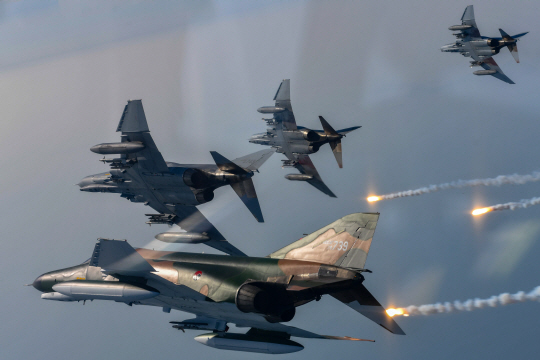 F-4E 필승편대가 지난 9일 한반도 상공 고별 국토순례 비행 중  선회기동을 실시하고 있다. 공군 제공