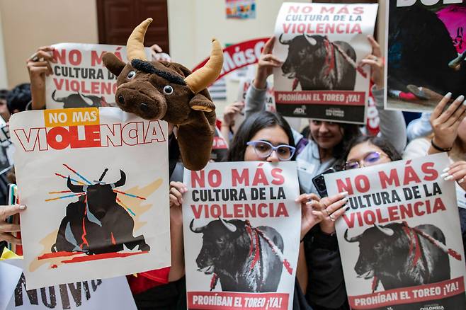 8일(현지시간) 콜롬비아 의회 건물 앞에서 시민들이 투우 반대 시위를 하고 있다. [AFP]