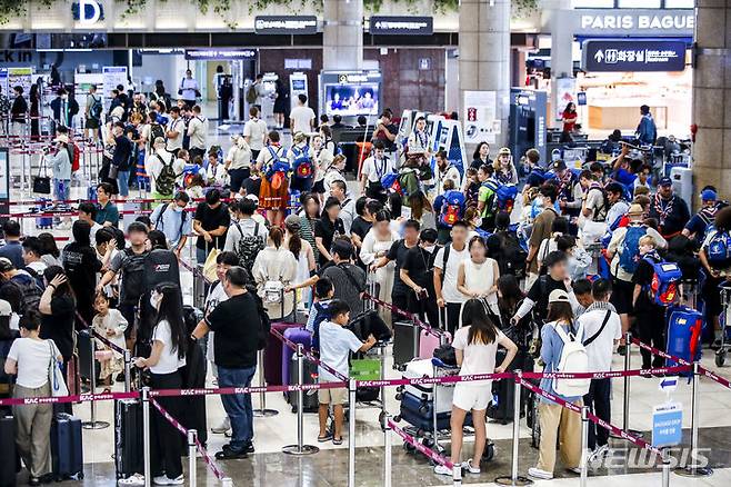[서울=뉴시스] 정병혁 기자 = 서울 강서구 김포국제공항 국제선 출국수속 카운터가 여행객들로 붐비고 있다. 2024.05.12. jhope@newsis.com