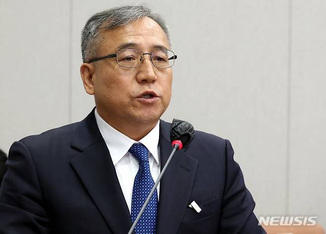 [서울=뉴시스] 조성봉 기자 = 김종철 대통령 경호처 차장이 10일 오전 서울 여의도 국회에서 열린 국회운영위원회 전체회의에서 예산안 관련 보고를 하고 있다.  2023.11.10. suncho21@newsis.com