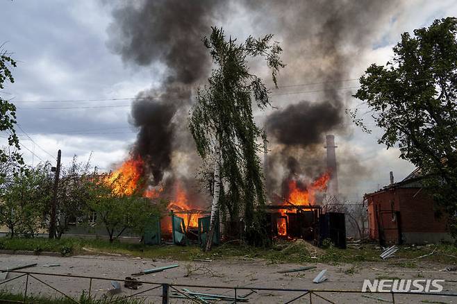 [보우찬스크=AP/뉴시스] 11일(토) 우크라이나 하르키우주 보우찬스크 마을의 가옥들이 러시아군의 공습으로 불에 타고 있다. 2024.05.12.