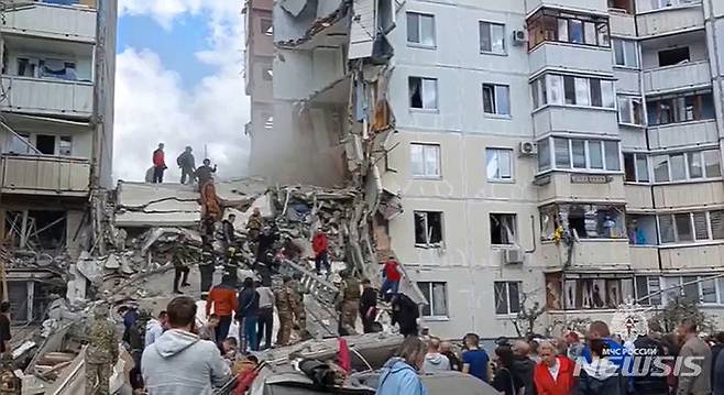 [AP/뉴시스] 12일 러시아 비상대책부 배포 사진으로 러시아 접경도시 벨고로드에서 아파트 건물 일부가 우크라 포격에 무너졌다.