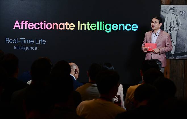 LG전자 조주완 CEO가 현지시간 11일 미국 캘리포니아주 쿠퍼티노에서 열린 해외 인재채용 프로그램 'LG전자 북미 테크 콘퍼런스'를 주관하며 참석자들에게 회사 AI 전략과 사업 비전을 발표하고 있다. LG전자 제공